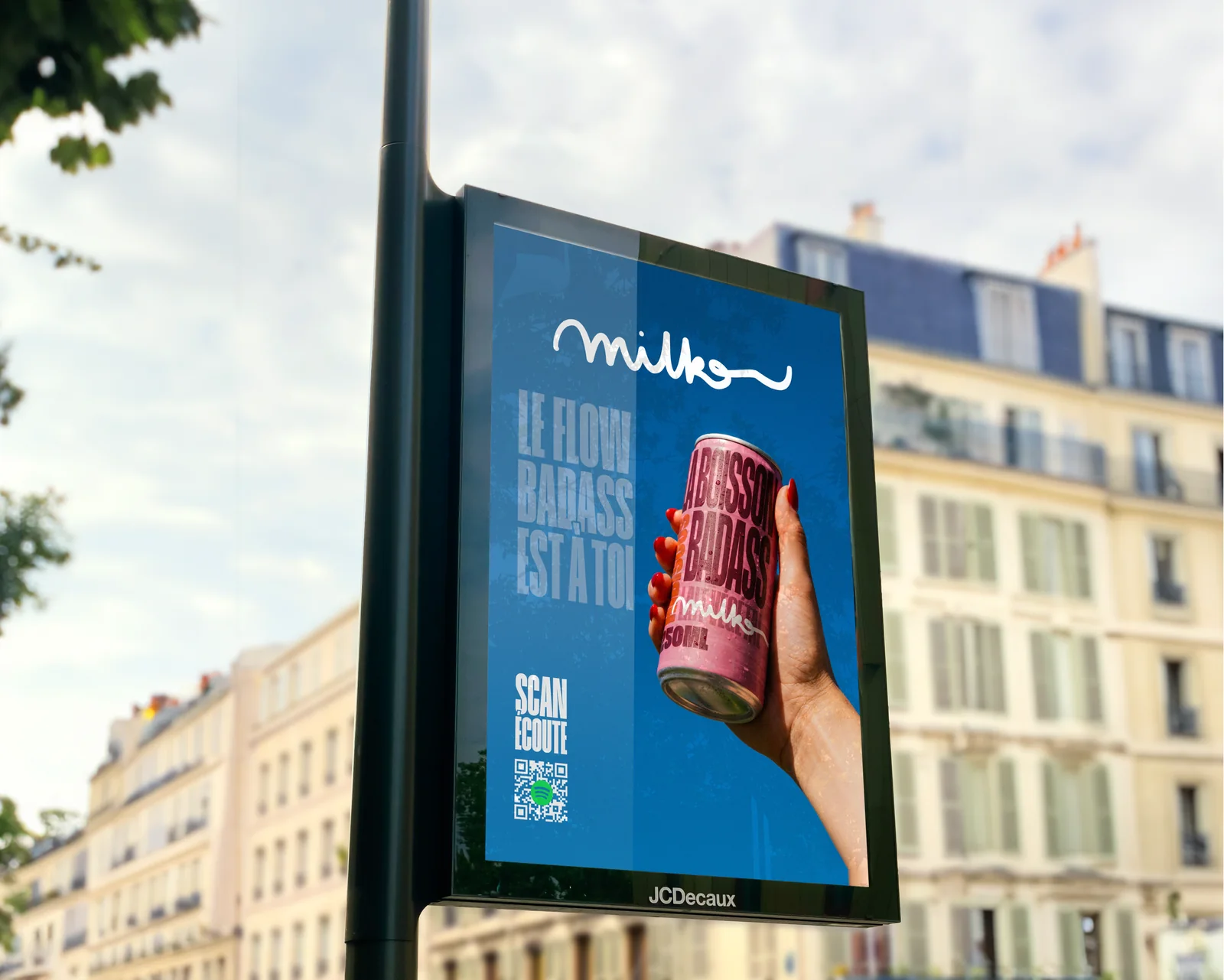Affiche Milko × Spotify avec QR code sur un panneau parisien