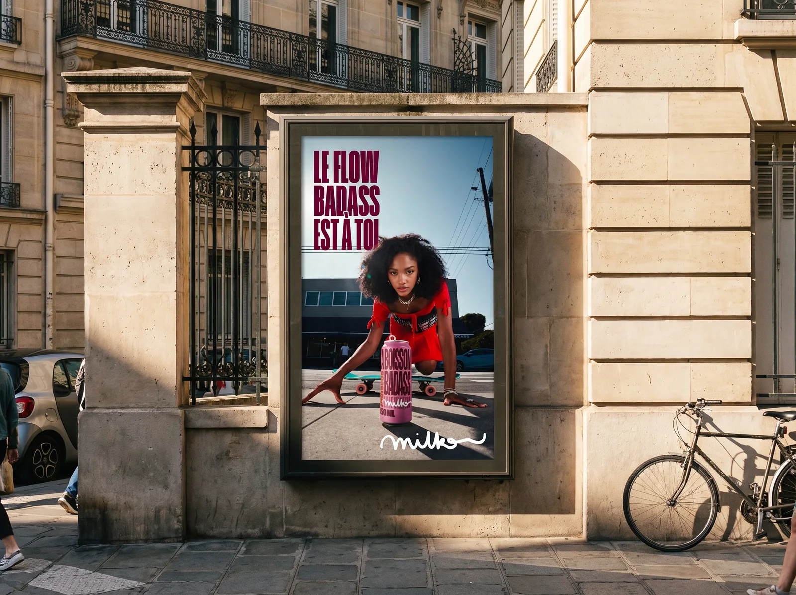Affiche abribus Milko dans une rue de Paris