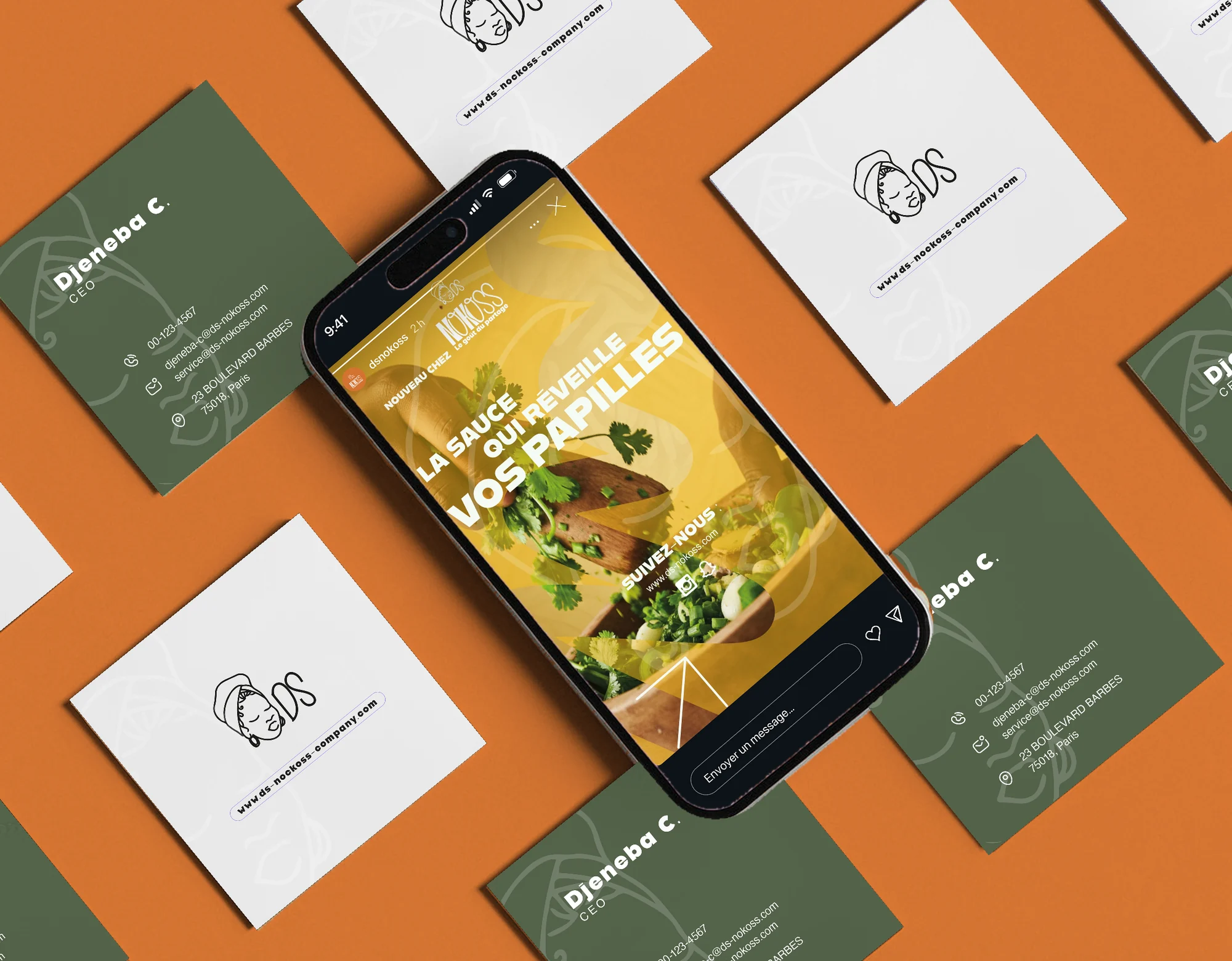 Cartes de visite DS Nokoss et story Instagram sur téléphone, fond terracotta